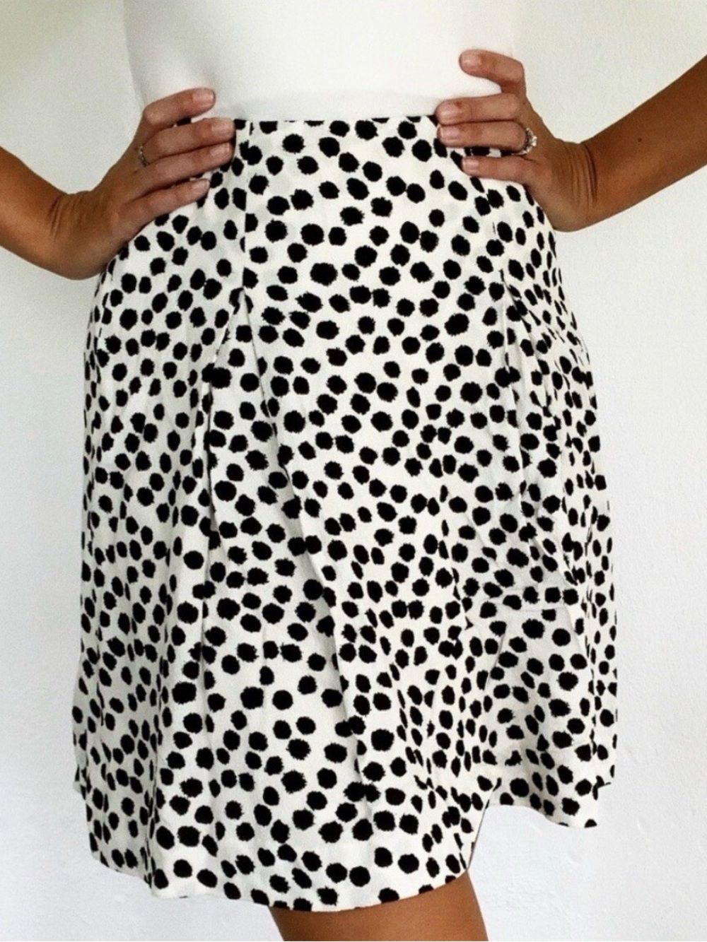 LOFT Pleated Textured Mini Skirt White/Abstract Black Polka Dots Women's Size 10